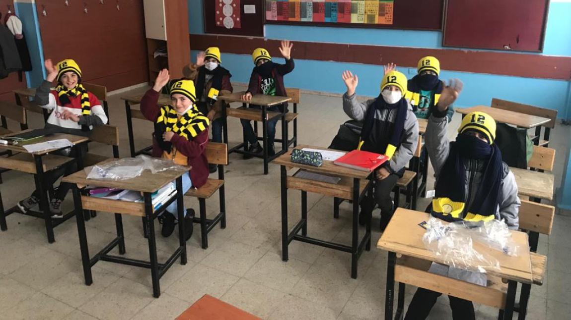 Fenerbahçe Derneklerinden Okulumuza Giyim Yardımı Yapıldı
